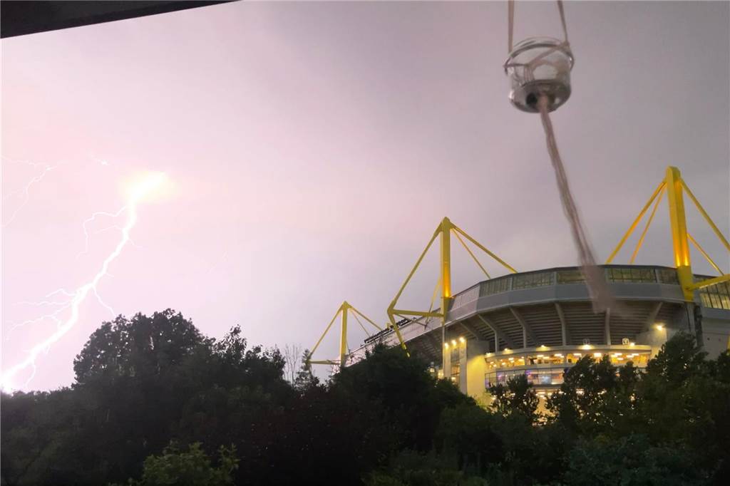 Erst Mega-Party - dann plötzlicher Public-Viewing-Abbruch Blitze zuckten aus dem Dortmunder Himmel.