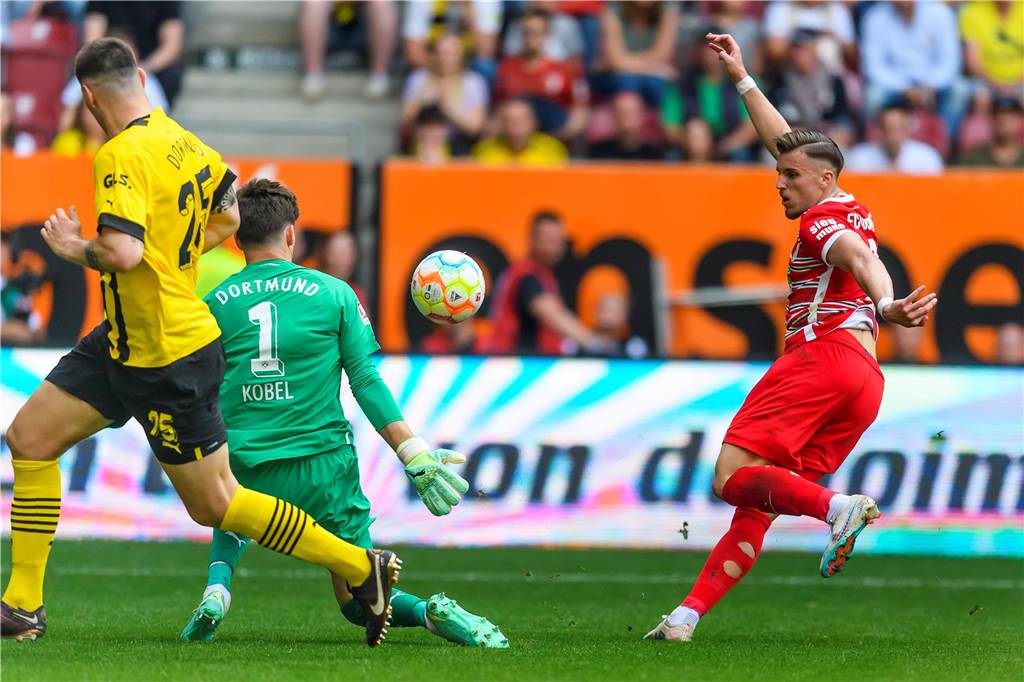 BVB dank Haller wieder Tabellenführer: Dortmund hat nach 3:0 in Augsburg beste Titelchancen Gregor Kobel pariert einen Ball.