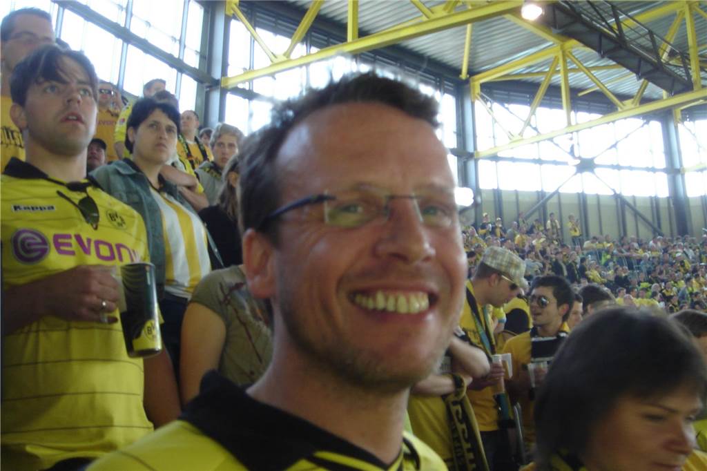 Dann hob das Stadion ab: Blitz-Meisterschaft mit Bestseller-Autor Block 50 auf der Ost: Das Haar sitzt, die Stimmung ist gut.