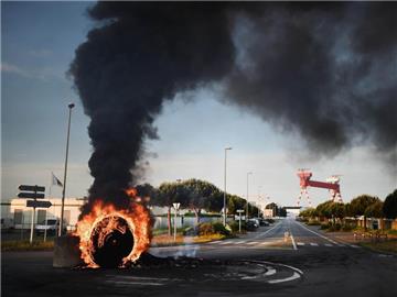 Blockade des Hafens von Saint-Nazaire: Aktionen gegen die Arbeitsmarktreform hatten in den vergangen Tagen zu Versorgungsengpässen geführt. Foto: Jean-Sebastien Evrard