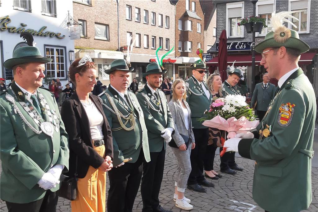 Blumen für das Königspaar Melanie und Dirk Nolting