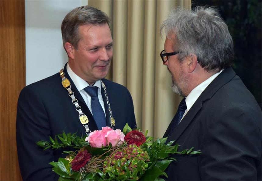 Blumen für den neuen Bürgermeister von SPD-Fraktionsvorsitzendem Michael Haustein.