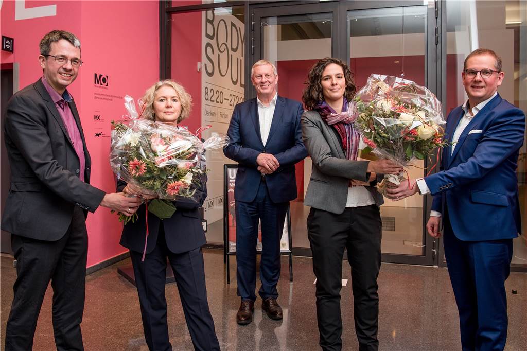 Blumen für die Doppelspitze: Kulturbetriebe-Leiter Dr. Stefan Mühlhofer, Stefan Heitkemper als kaufmännischer Leiter des Dortmunder U und Kulturdezernent Jörg Stüdemann begrüßten die neuen MO-Leiterinnen Regina Selter und Dr. Florence Thurmes.