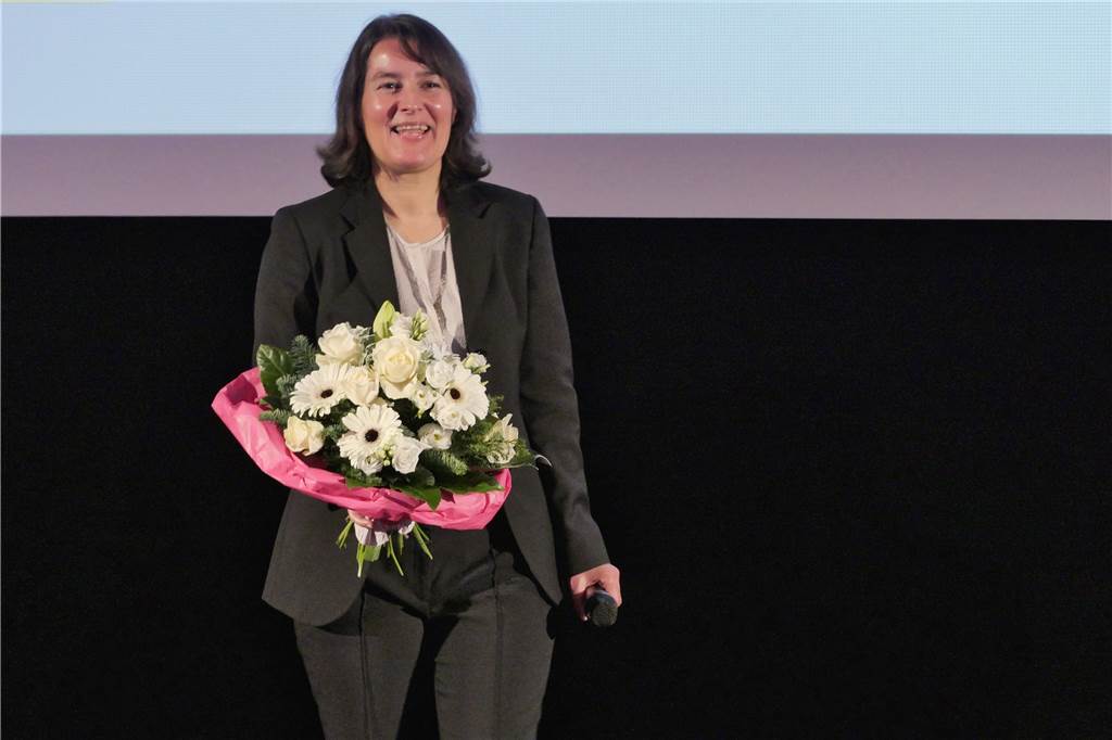 Kinofest Lünen: Viel mehr Filme, neuer Preis und Festival-Atmosphäre Blumen für die neue künstlerische Leiterin Sonja Hofmann zum Abschluss des 31. Kinofests.