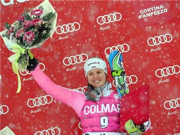 Blumen für die Siegerin: Viktoria Rebensburg gewann in Cortina d'Ampezzo. Foto: Daniel Dal Zennaro