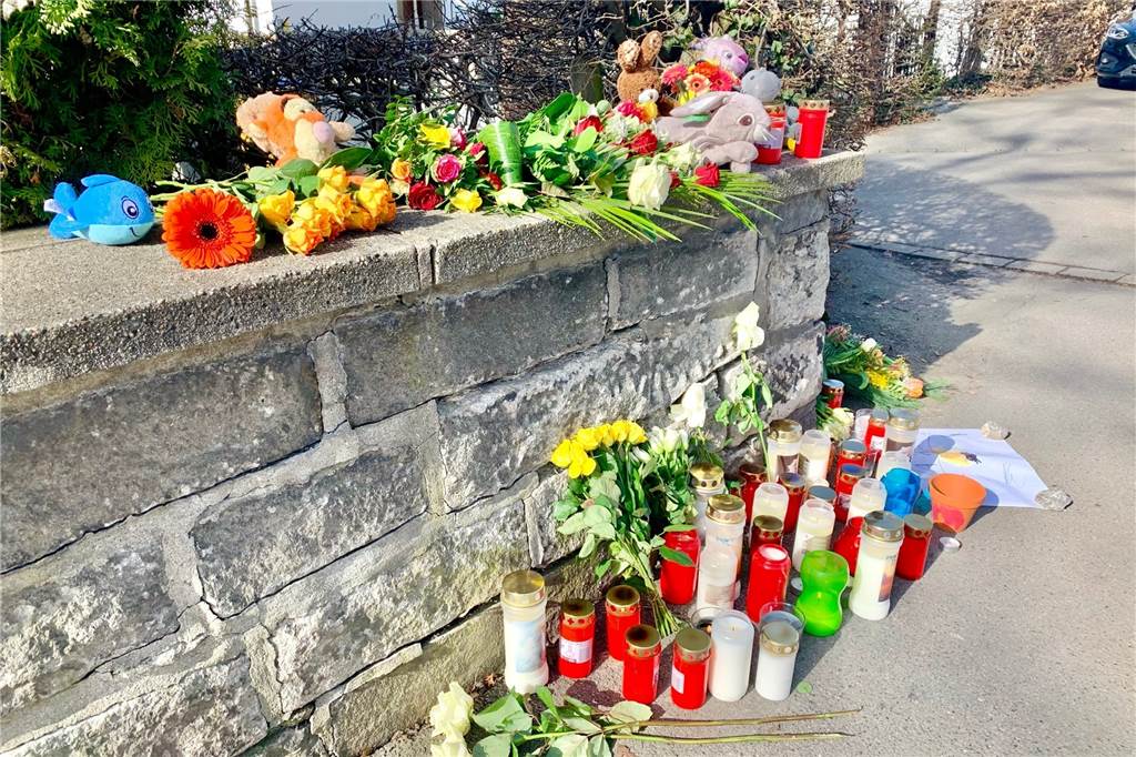 Wut und Fassungslosigkeit: Gedenkstätte für toten Jungen stark beschädigt Blumen, Kerzen und Plüschtiere legten die Aplerbecker kurz nach dem schrecklichen Unfall gegenüber der Kita ab.