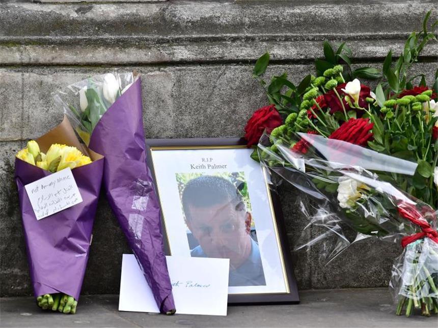 London: Fast alle Festgenommenen wieder frei Blumen und ein Foto des ermordeten Polizisten Keith Palmer am Anschlagsort in London. Foto: Dominic Lipinski