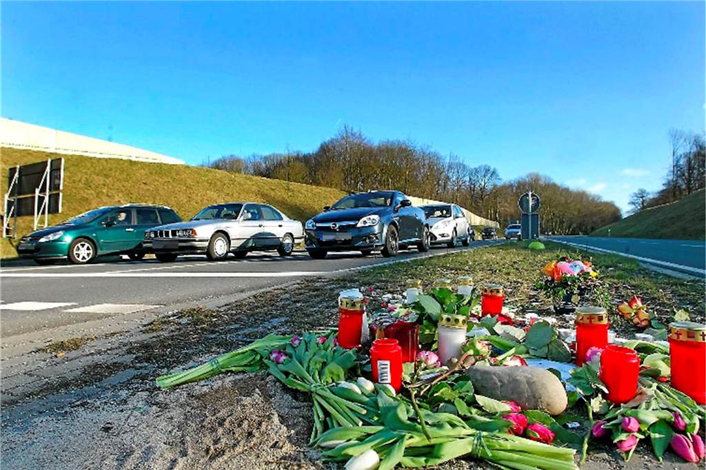 Gefährliche B236: Warum ignorieren Fußgänger die Knopfampel bei Nathe? Blumen und Kerzen für eine tödlich verletzte 16-Jährige legten Freunde vor zehn Jahren an der Stelle an der B236 nieder, wo jetzt erneut ein Fußgänger von einem Auto erfasst wurde.