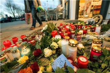 Blumen und Kerzen liegen vor dem Drogeriemarkt in Kandel, in dem die 15-jährige Mia erstochen wurde. Foto: Andreas Arnold