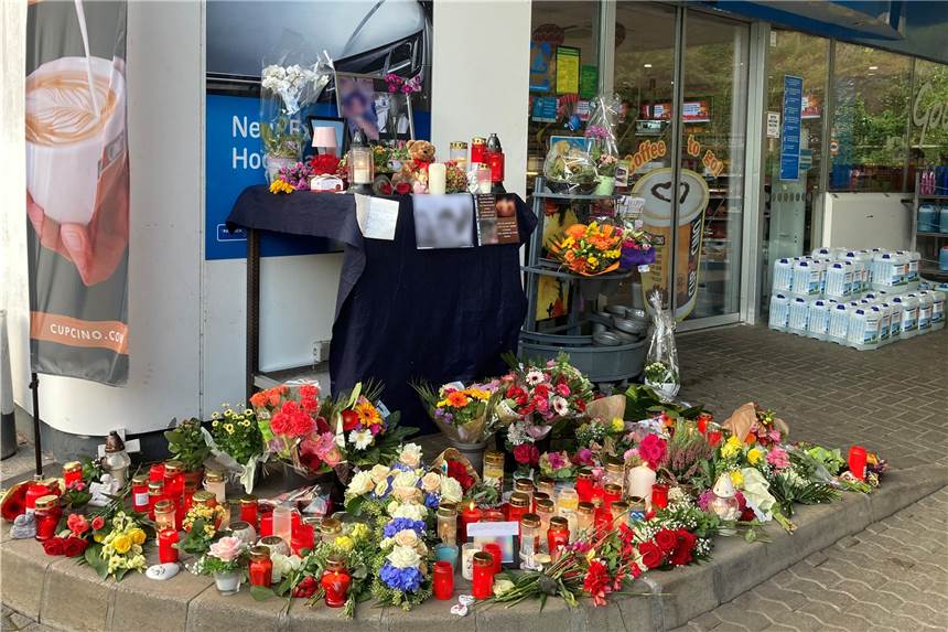Mutmaßlicher Tankstellen-Mörder von Idar-Oberstein angeklagt Blumen und Kerzen sind vor einer Tankstelle aufgestellt. Ein Mitarbeiter der Tankstelle war am 18. September von einem Mann erschossen worden