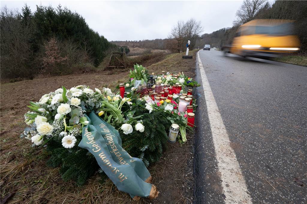 Nach Kusel: „Man wird erinnert, dass man jeden Tag sein Leben riskiert“ Blumen und Kerzen stehen an dem Tatort, an dem zwei Polizeibeamte bei einer Verkehrskontrolle erschossen wurden. Um 10 Uhr fand eine Gedenkfeier für die beiden Polizeibeamten in Kusel statt.