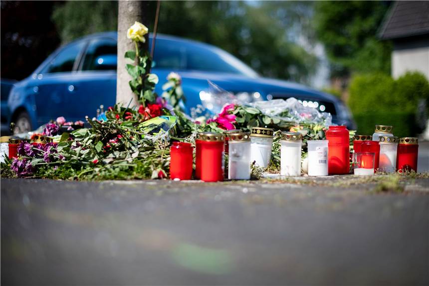 Milde Strafe nach tödlichem Autorennen – Staatsanwaltschaft zieht vor das Bundesgericht Blumen und Kerzen stehen an der Stelle, an der eine unbeteiligte Frau bei einem mutmaßlichen Autorennen verletzt und später gestorben ist.