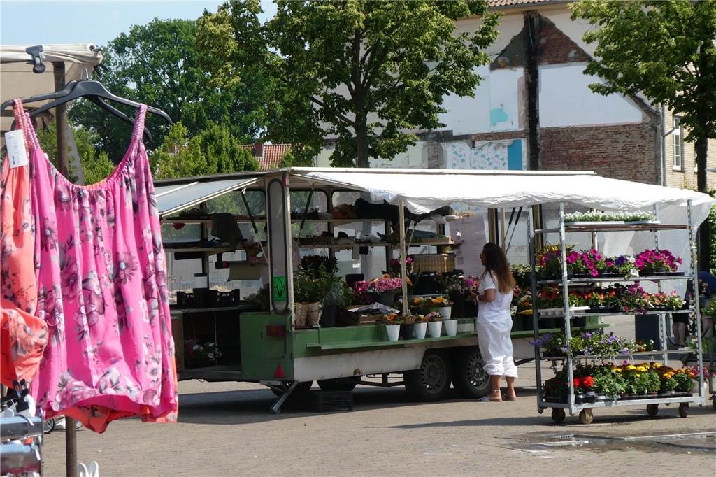 Blumen- und Kleidungshändler zählen zu den vier festen Ständen auf dem Olfener Wochenmarkt.