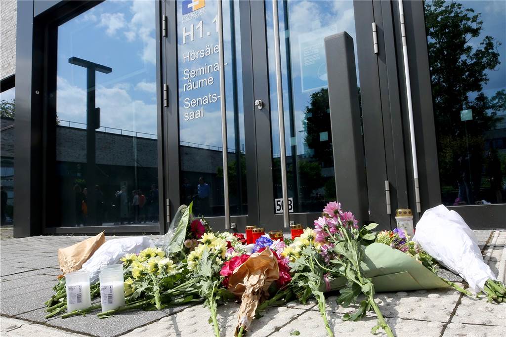 Amoklauf in Hamm: Hochschule trauert um getötete 30-Jährige Blumen und Trauerkerzen liegen vor dem Hörsaalgebäude der Hochschule Hamm.