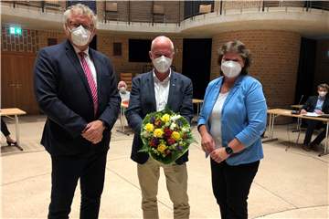 Blumen, warme Worte und Applaus für Michael Reckers (Mitte), den scheidenden FoKuS-Chef, während seiner letzten Ausschusssitzung. Dank kam vor allem von der Beigeordneten Sylvia Engemann und dem Ausschussvorsitzenden Michael Merten.