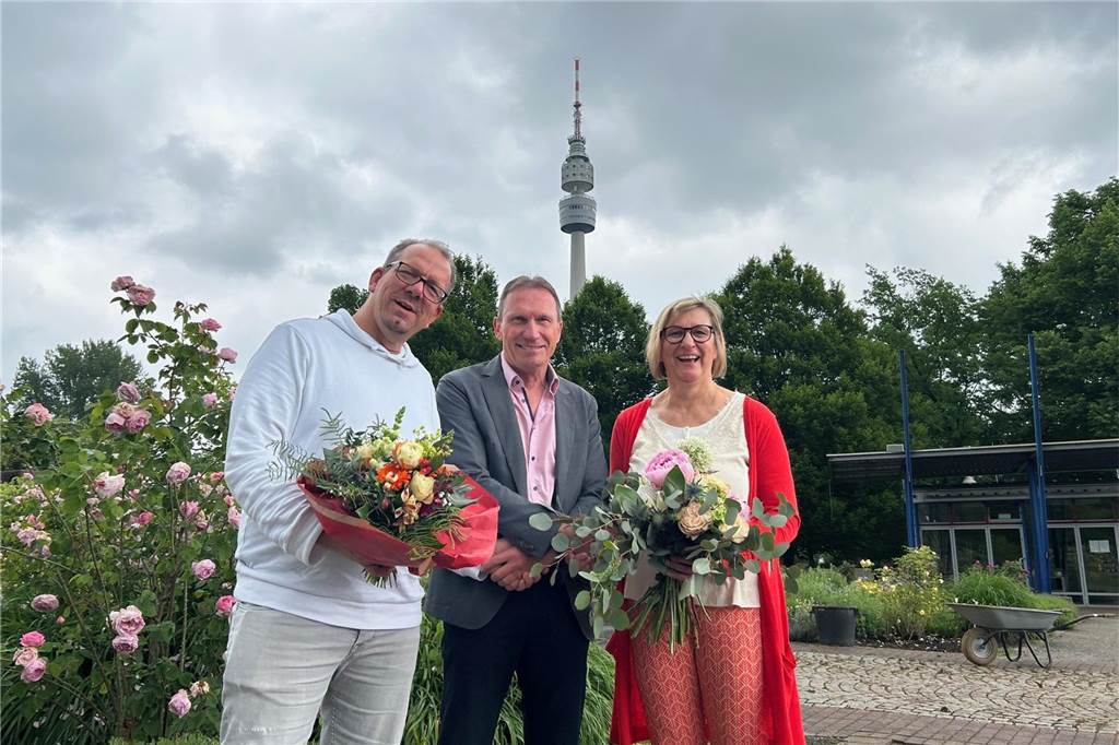Ende einer Ära im Westfalenpark: „Grüner Geschichtenerzähler“ neu an der Spitze Blumen zum Abschied und zum Neustart gab es von Bernd Kruse als Geschäftsführer des städtischen Sport- und Freizeitbetriebs für die scheidende Westfalenpark-Leiterin Annette Kulozik und ihren Nachfolger Dr. Patrick Knopf.