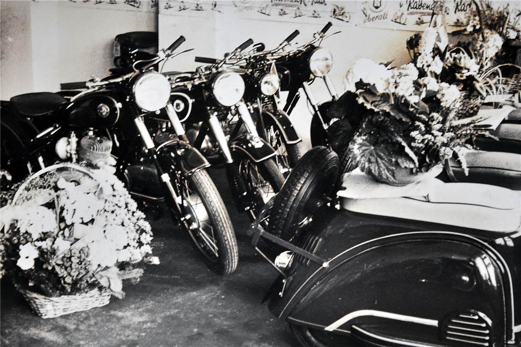 Bodenständig und fleißig: Trauer um Autohaus-Gründer Erwin Schmidt (90) Blumengeschmückte Motorräder standen am Eröffnungstag, dem 1. April 1953, in dem Unternehmen, das Erwin Schmidt mit 21 Jahren gegründet hatte.