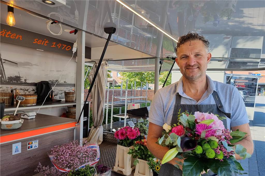 Nachfolge für Rosen Terdues steht fest: Wechsel auf dem Wochenmarkt Ahaus Alfred Snippert aus Gronau-Epe vor seinem Stand