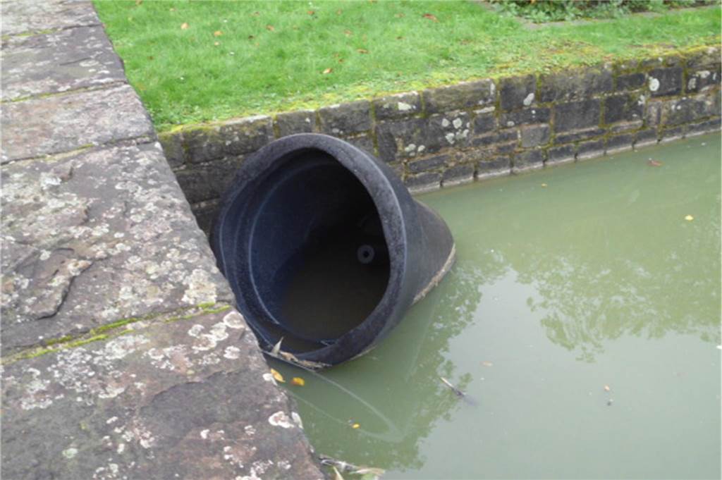 Vandalismus auf dem Hauptfriedhof: Schnapsflaschen, Müll, Zerstörung Ein leerer Blumenkübel im Teich am Hauptfriedhof Dortmund.