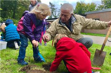 Blumenzwiebeln pflanzen mit Vertretern des Seniorenbeirats? Das wäre zu Coronazeiten an der Kita St. Ludgerus undenkbar. Gleichwohl soll die Kinderbetreuung wieder dem Regelbetrieb angenähert werden, wobei aber noch einige Fragen offen sind.