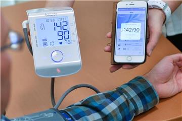 Blutdruckwerte können per Smartphone an einen Arzt übermittelt werden. Foto: Hendrik Schmidt