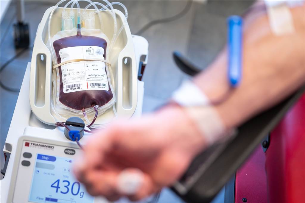 Blutspenden sind auch in Zeiten von Corona wichtig. Der Blutspendendienst West hat bereits Alarm geschlagen, dass aktuell 400 Spenden täglich fehlen. 