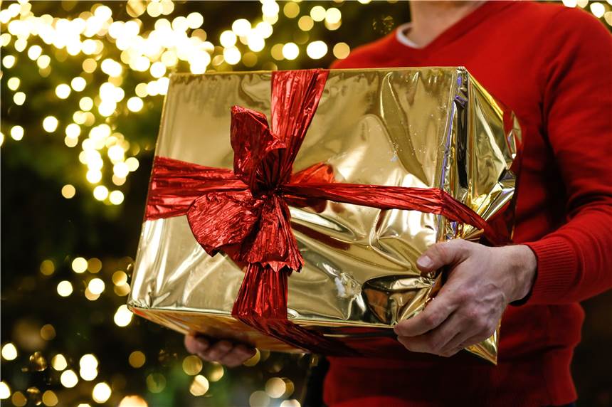 Tausche Blut gegen Staubfänger: Schrottwichteln in der Blutspende des Klinikums Dortmund Blutspenden und dafür ein Weihnachtsgeschenk einheimsen. Das geht beim Schrottwichteln der BlutspendeDO im Dezember.