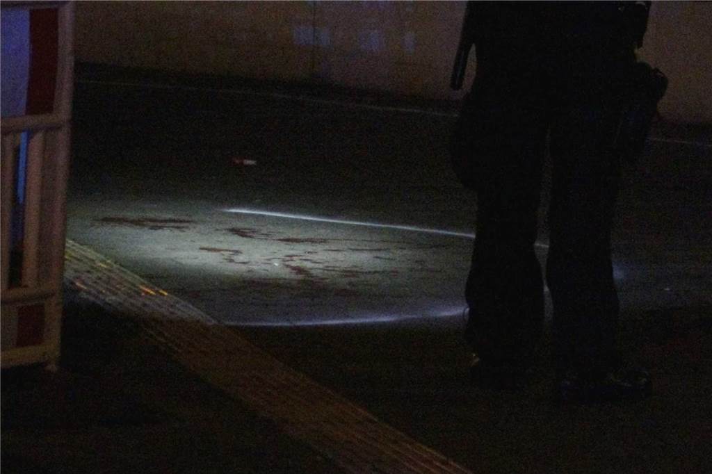 Blutspuren am Tatort lassen auf die Verletzungen schließen, an der 41-Jähriger am Sonntag in einem Krankenhaus gestorben ist.