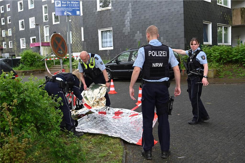 Vor den Augen der Kinder: Ehemann sticht mit Messer auf seine Frau ein Die Polizei an einem Einsatzort.