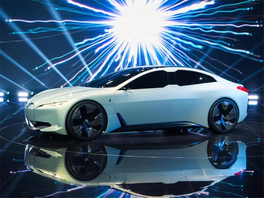 BMW-Antwort auf Tesla: Der i-Vision Dynamics mit 600 Kilometern Reichweite und 200 Stundenkilometern Spitzengeschwindigkeit. Foto: Andreas Arnold