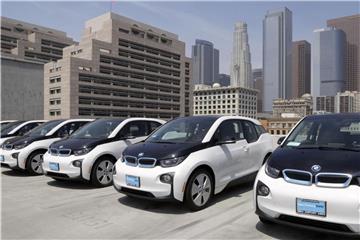 BMW i3-Elektroautos auf dem Dach des Los Angeles Police Departments in Los Angeles, USA. Foto: Nick Ut