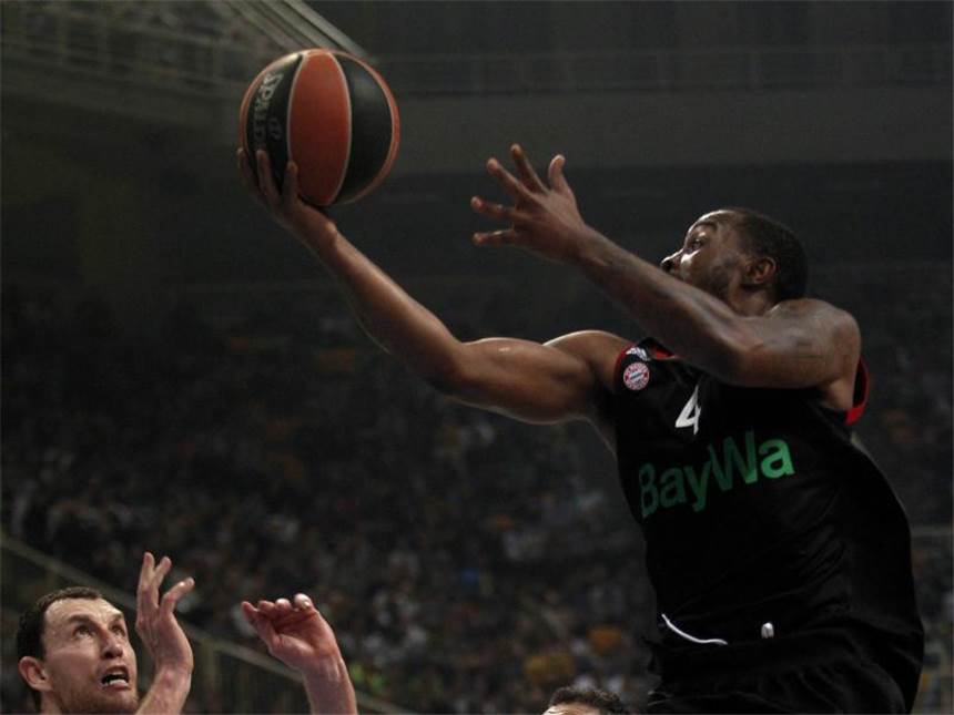 Nächste klare Euroleague-Niederlage für FC Bayern Bo McCalebb (r) holte gegen Panathinaikos Athen 15 Zähler für die Bayern. Foto: Alexandros Vlachos