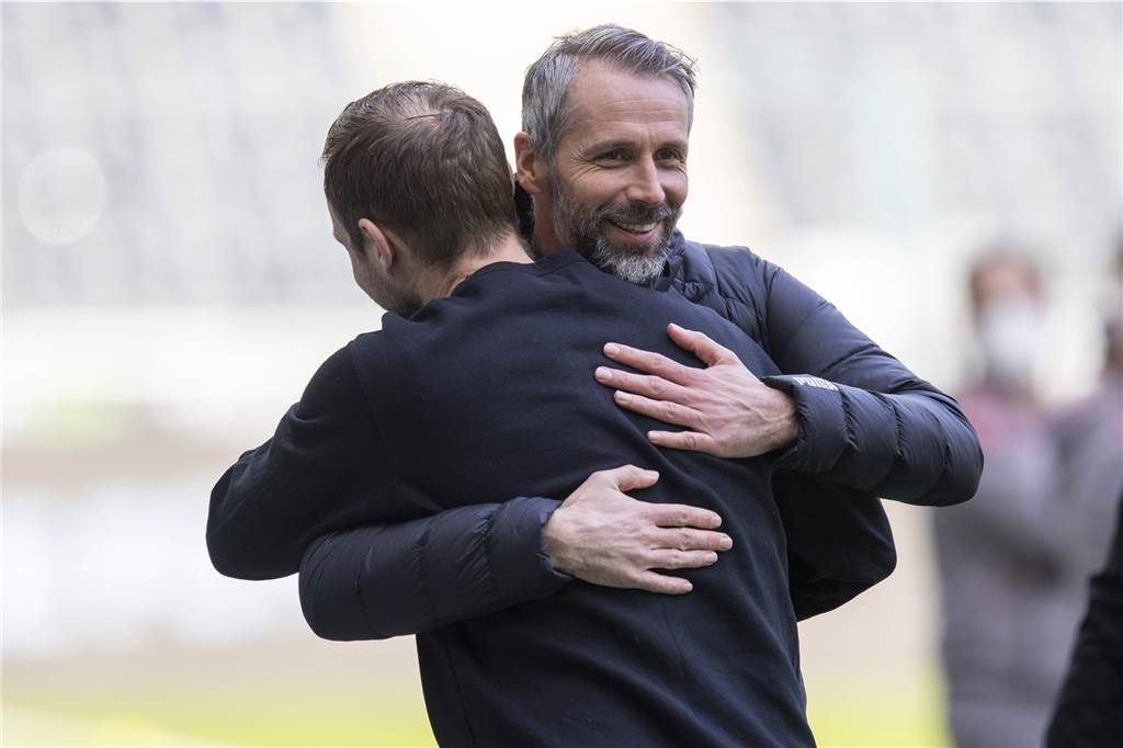 Mainz-Sportvorstand Heidel exklusiv: „Man wird Marco Rose nicht gerecht“ Bo Svensson (l.) und BVB-Coach Marco Rose umarmen sich.