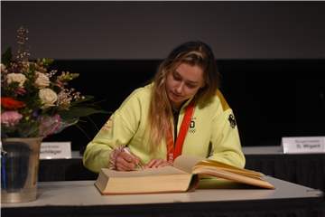 Bob-Olympiasiegerin Laura Nolte hat sich bei einer Ehrung im Stadtrat in das Goldene Buch der Stadt Unna eingetragen.