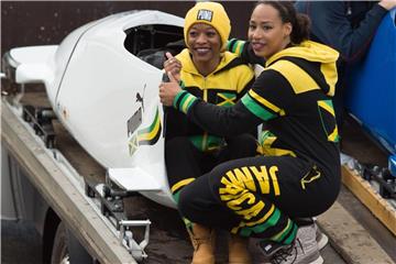 Bob-Pilotin Jazmine Fenlator-Victorian (r) mit Ersatzanschieberin Audra Segree. Foto: Sebastian Kahnert
