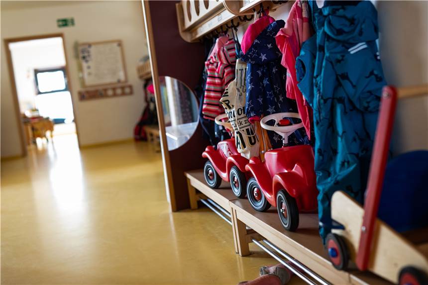 Stadt dankt den Eltern und heißt Kita-Kinder jetzt wieder willkommen Bobbycars stehen unter Jacken von Kindern, die an einer Garderobe einer Kindertagesstätte (Kita) hängen. Eltern, die an ihrer Arbeitsstelle «unabkömmlich» sind, können ihre Kinder notbetreuen lassen - ohne Nachweispflicht. Die Hürden sind also gering und Schulen und Kitas werden trotz Lockdowns immer voller. Das sorgt auch für Kritik. +++ dpa-Bildfunk +++