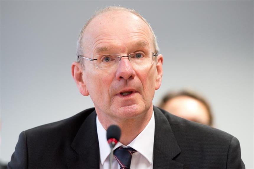 Villis: "Wir müssen alle an einem Strang ziehen" Bochums Aufsichtsratsvorsitzender Hans-Peter Villis glaubt nicht, dass Investoren durch die derzeitige Unruhe im Verein abgeschreckt werden.