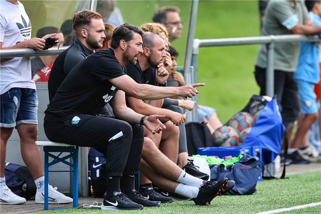 Wacker Obercastrop: Das Duell „Alt gegen Jung“ dominieren die Bochumer U19-Kicker Bochums Chef-Trainer Heiko Butscher (vorn) betreut die U19 des VfL Bochum zusammen mit Marc Kruska (3.v.l.).