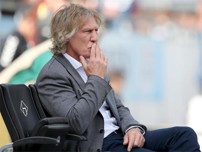Verbeek muss Lösungen präsentieren Bochums Cheftrainer Gertjan Verbeek ist mit dem VfL bis auf Rang acht abgerutscht.