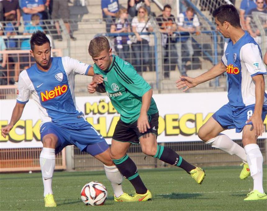Danny Latza auf einem guten Weg Bochums Danny Latza (l.), hier gegen Schalkes Max Meyer, soll Donnerstag wieder zum Einsatz kommen.