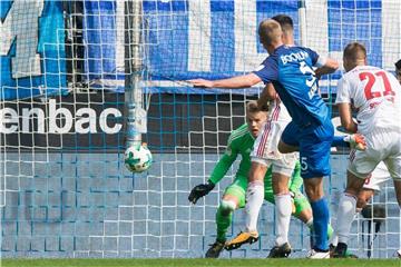 Bochums Felix Bastians (2.v.r) erzielt mit seinem Torschuss gegen Ingolstadts Tobias Schröck (r) und Torwart Örjan Nyland (l) das Tor zum 1:0. Foto: Guido Kirchner