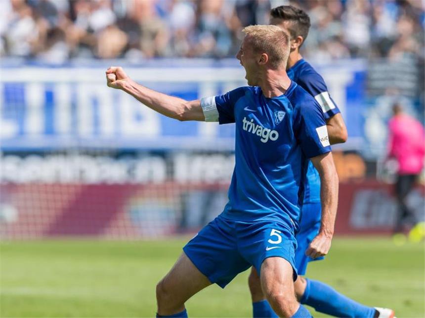 Neuzugang Hinterseer beschert Bochum ersten Saisonsieg Bochums Felix Bastians bejubelt sein Tor zum 2:1. Der Verteidiger traf beim 3:2-Heimsieg doppelt. Foto: Guido Kirchner
