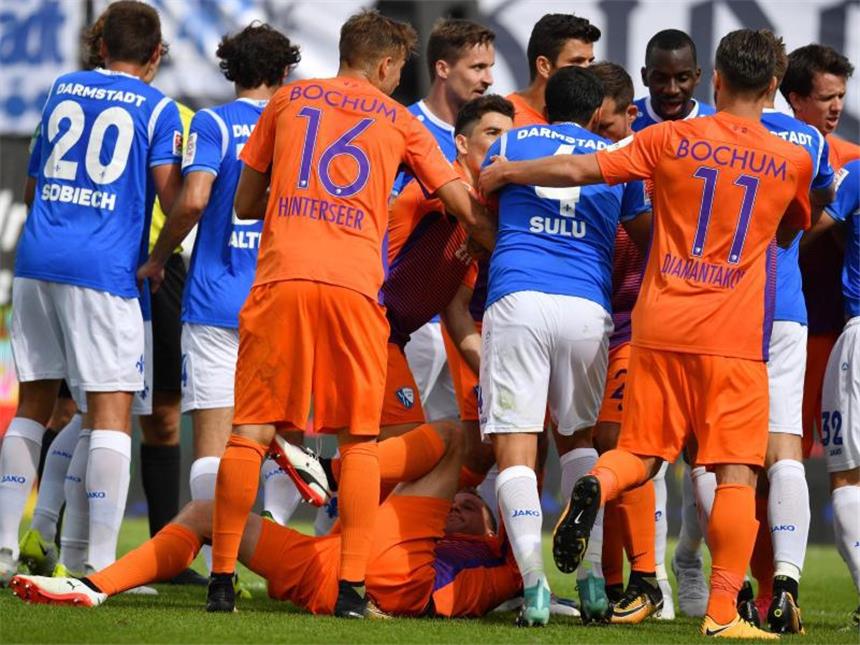 Bochumer Felix Bastians wird für Fair Play ausgezeichnet Bochums Felix Bastians liegt beim Spiel bei Darmstadt 98 nach einem vermeintlichen Foul am Boden. Foto: Boris Roessler