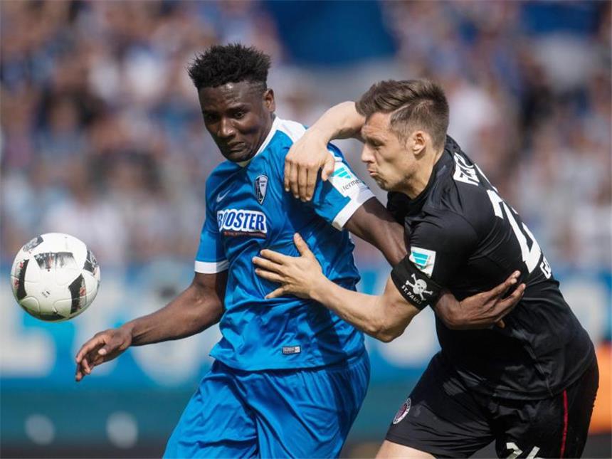 Bochum eröffnet die Zweitligasaison gegen St. Pauli Bochums Peniel Mlapa (l) und Sören Gonther von St. Pauli in Aktion. Die neue Zweitligasaison wird mit dem Spiel VfL Bochum gegen den FC St. Pauli eröffnet. Foto: Bernd Thissen