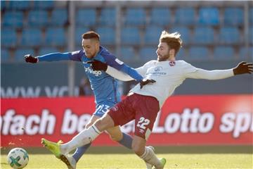 Bochums Sidney Sam (l) und Enrico Valentini von Nürnberg kämpfen um den Ball. Foto: Bernd Thissen