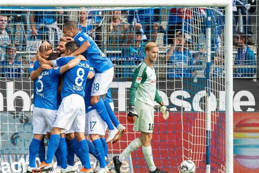 Drei Hinterseer-Treffer beim Bochumer 6:0 gegen Ingolstadt Bochums Spieler jubeln, während Ingolstadts Torwart Marco Knaller enttäuscht den Ball aus dem Tor holt. Foto: Guido Kirchner