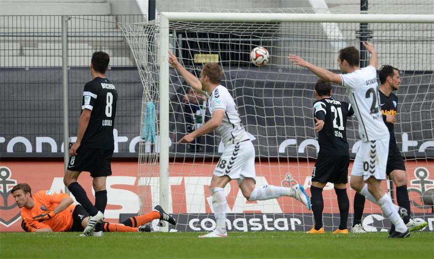 Bochum kassiert böse Klatsche in Hamburg Bochums Torwart Andreas Luthe (l.) am Boden, die Spieler des FC St. Pauli bejubeln den Treffer zum 2:1.