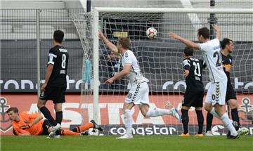 Bochums Torwart Andreas Luthe (l.) am Boden, die Spieler des FC St. Pauli bejubeln den Treffer zum 2:1.