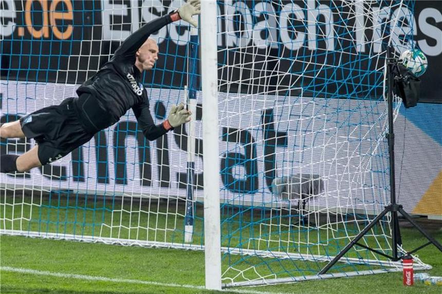 Bochum nach 0:1 gegen Bielefeld mitten im Abstiegskampf Bochums Torwart Felix Dornebusch kann den Freistoß von Bielefelds Florian Hartherz (nicht im Bild) halten. Foto: Guido Kirchner