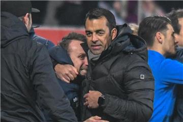 Bochums Trainer Robin Dutt (M) freut sich ber den 1:0-Sieg gegen den FC Ingolstadt. Foto: Armin Weigel